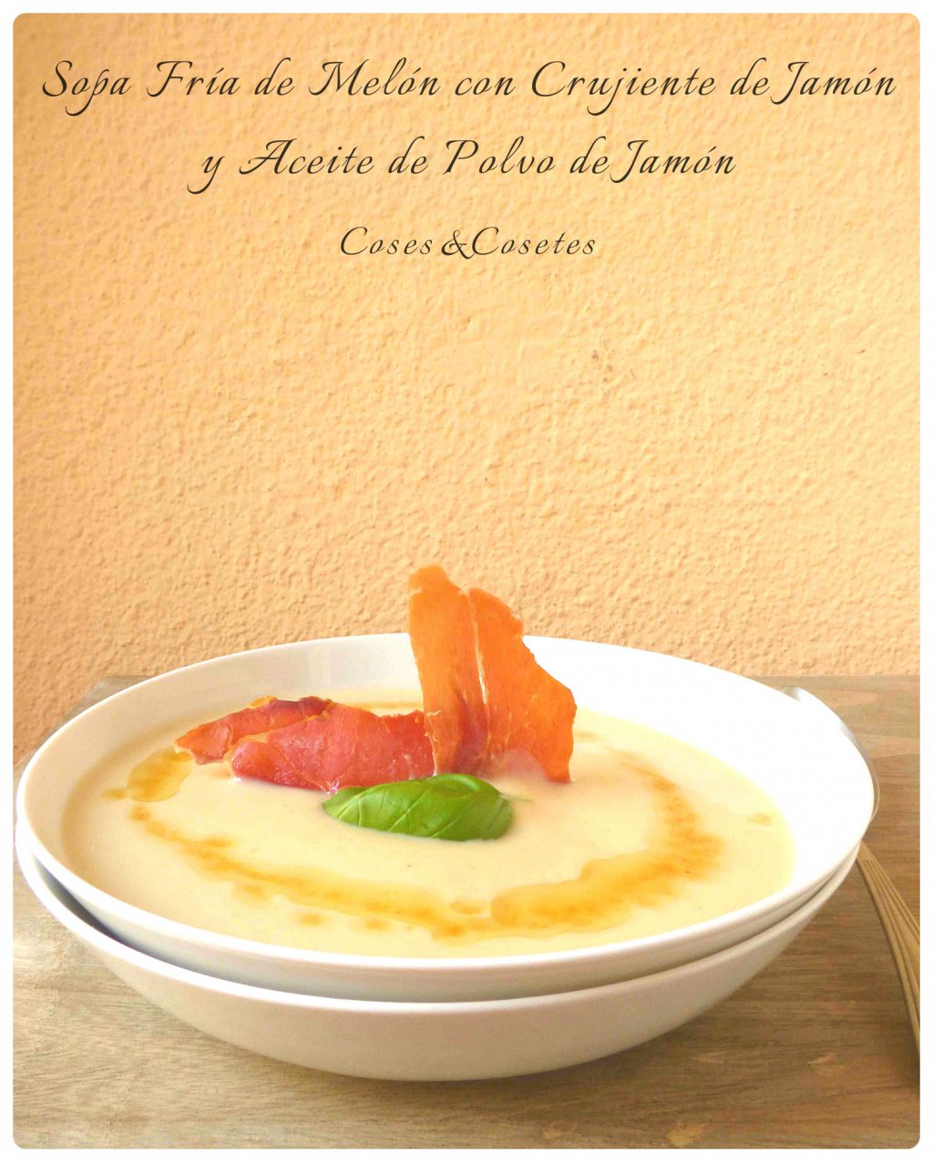 Sopa Fría de Melón con Crujiente y Aceite de Polvo de Jamón