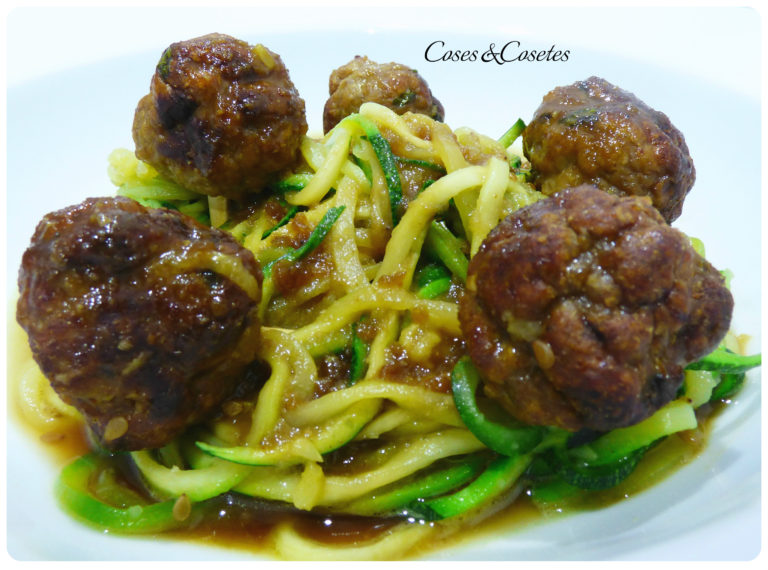 Spaghettis de Calabacín con Albondigas Orientales y Salsa Teriyaki