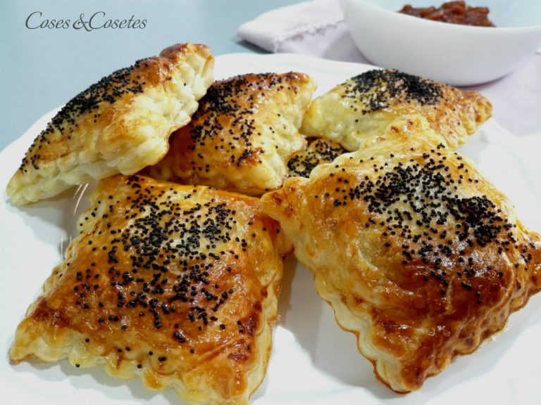 Empanadillas Hojaldradas de Brocoli, Patata, Tomate Cherry Seco y Mozzarella.